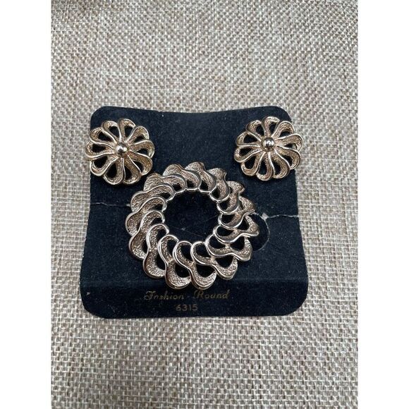 Vintage Sarah Coventry Gold Tone Clip On Earrings & Brooch Set w/ Box - Picture 2 of 6